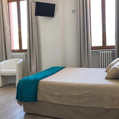 Hotel Du Soleil Hyeres Bagian luar foto