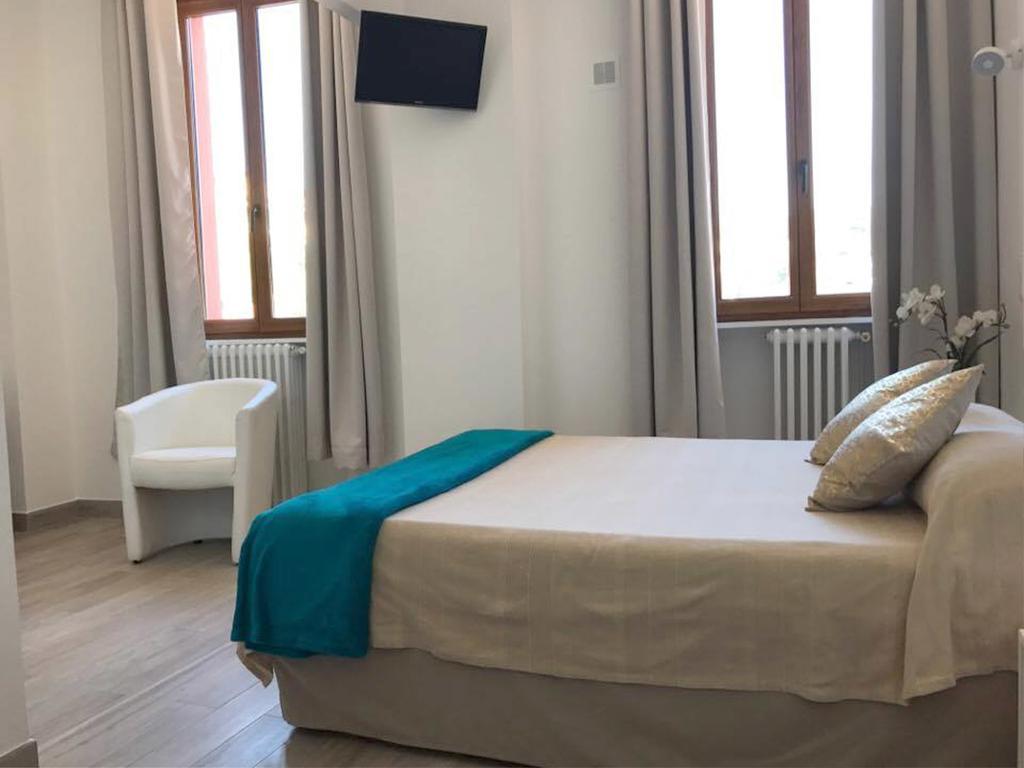 Hotel Du Soleil Hyeres Bagian luar foto
