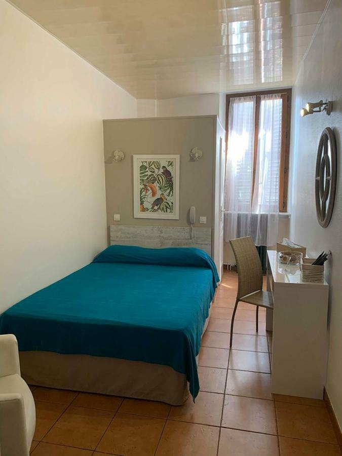 Hotel Du Soleil Hyeres Bagian luar foto